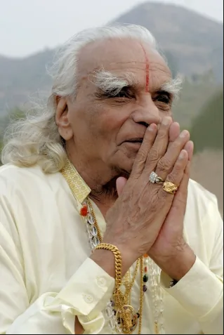 Retrato de B. K. S. Iyengar con las manos juntas en namaste