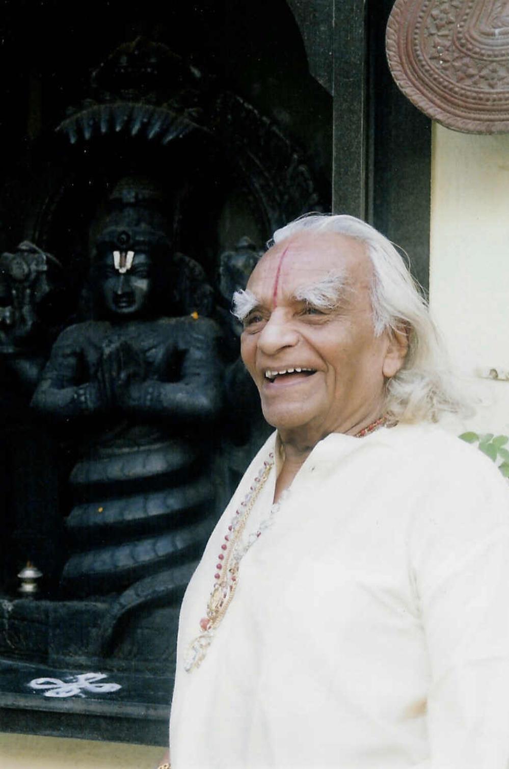 B. K. S. Iyengar junto a una imagen de Patañjali